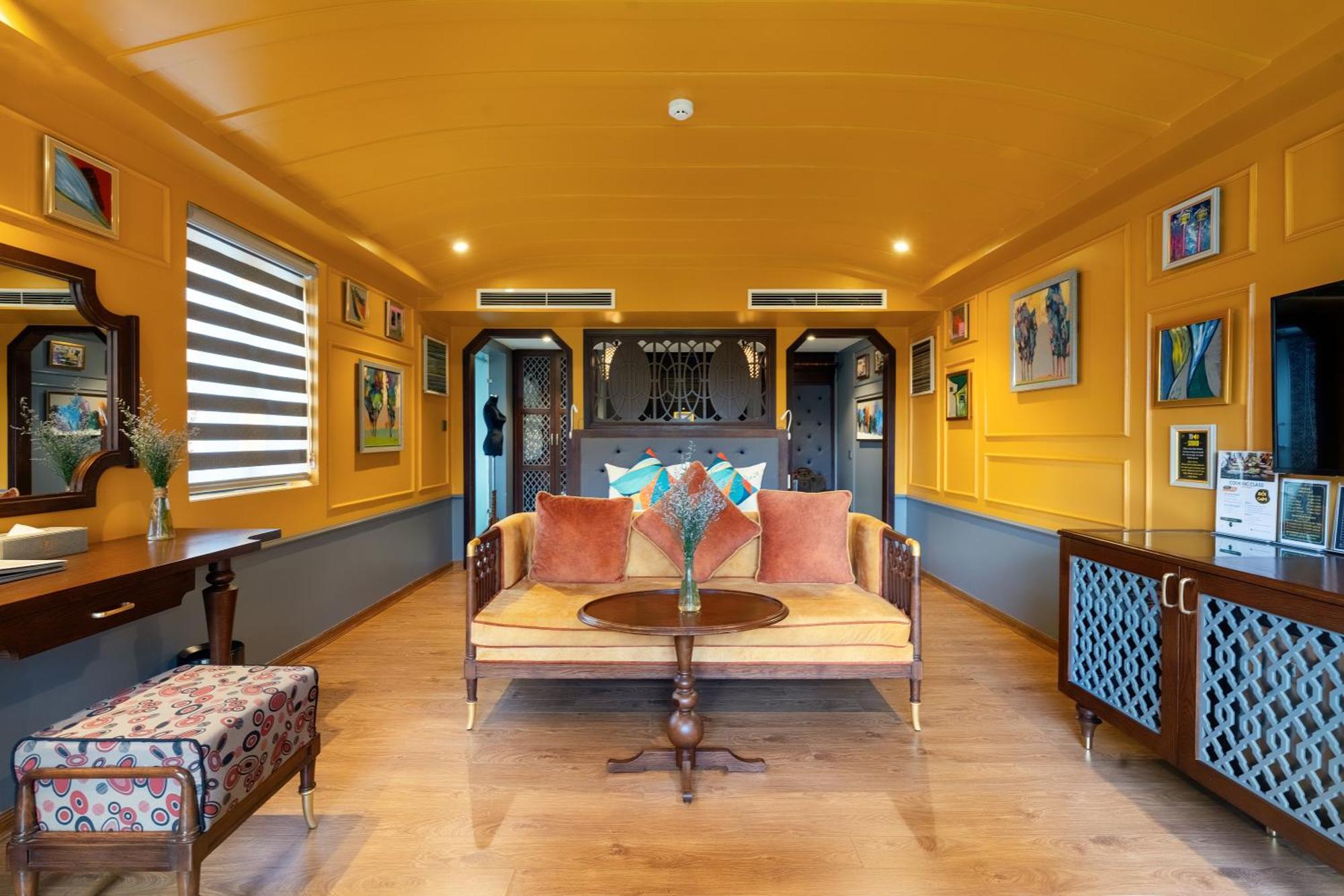 Son Hoi An Boutique Hotel & Spa Eksteriør bilde The interior of a houseboat